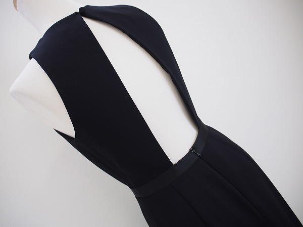 リトルブラックドレスのバックスタイル
