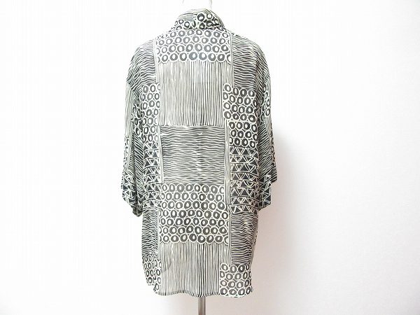 買取をしたヘルノのブラウスの後ろ姿
