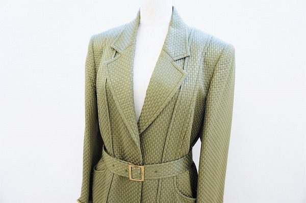 買取したレオナールのグリーンのスーツ