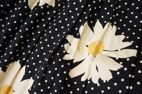 目を惹くピンクハウスのワンピースの花柄とドット