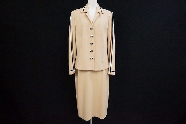 買取したベージュとネイビーのバランスが綺麗なセントジョンのスカートスーツ