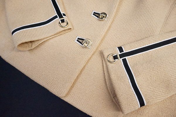 買取した金ボタンが豪華なセントジョン ベージュのスカートスーツ