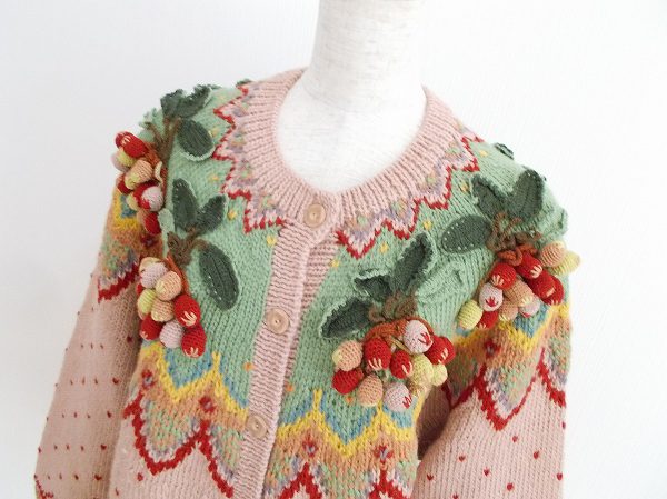 洋服買取で人気のワンダフルワールド ハート総柄ニット