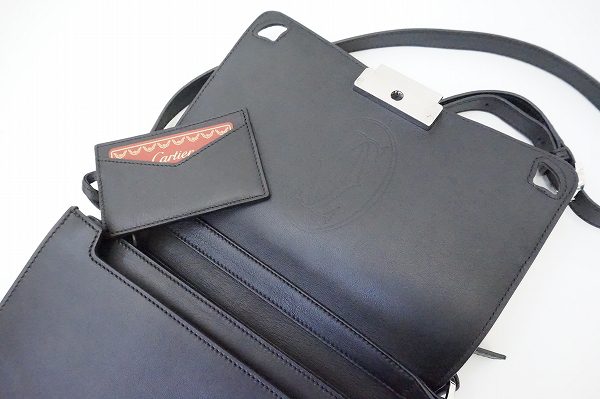買取したカルティエの黒レザーショルダーバッグのパスケース