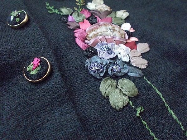 アトリエサガンのセットアップ　リボン刺繍のアップ