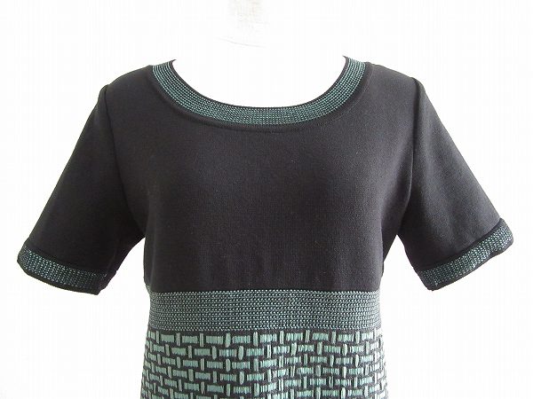 ヒロココシノの黒ワンピースのアップ｜アクイール