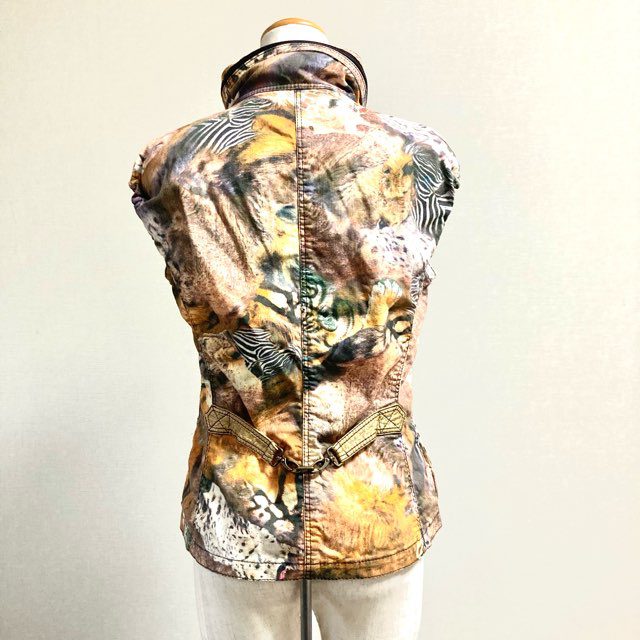 伊太利屋のジップアップベスト｜洋服買取のアクイール