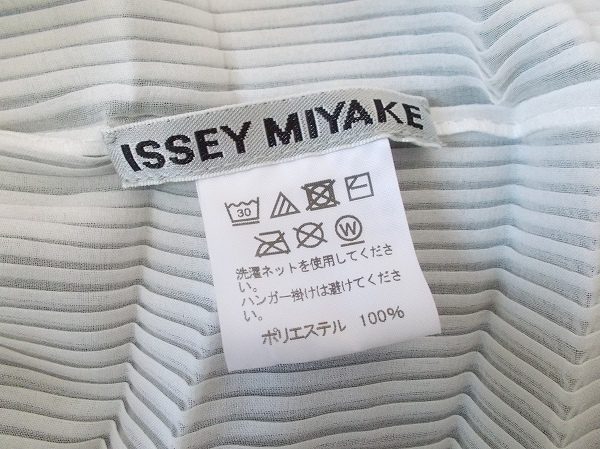 イッセイミヤケの白シャツブラウス、タグの画像