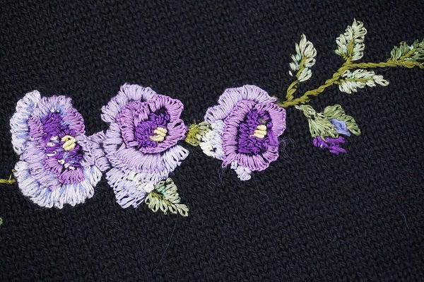 お買取したロイヤルアルパカのカーディガンの刺繍