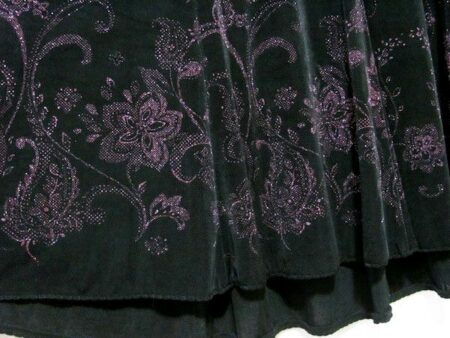 煌めく花柄と黒色がお洒落な伊太利屋のスカート(アップ)