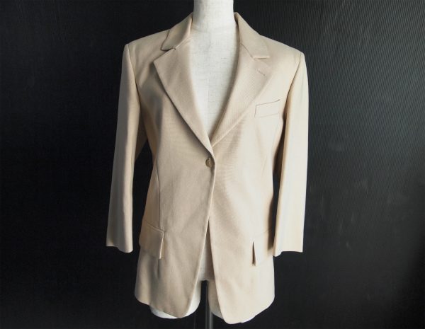 落ち着いたベージュが魅力的なアニオナのジャケット