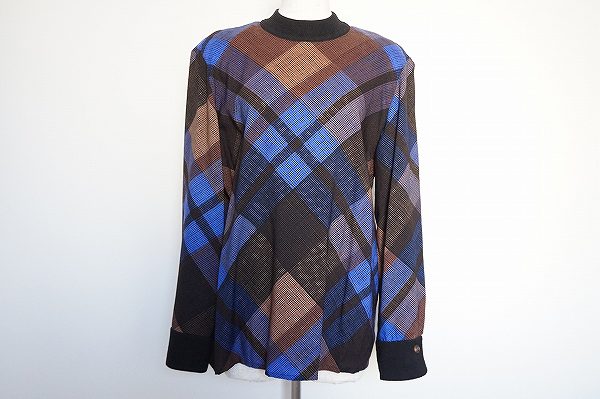 洗礼されたデザインがお洒落なアクリスのカットソー