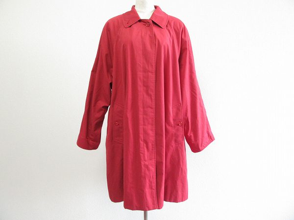 【バーバリー】パッと目を惹く鮮やかな赤色コートをお買取しました