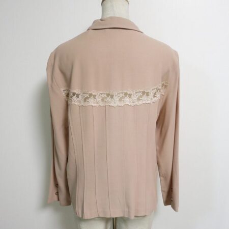 ピンク色とレースが女性らしいアルバロッサのジャケット(背後)