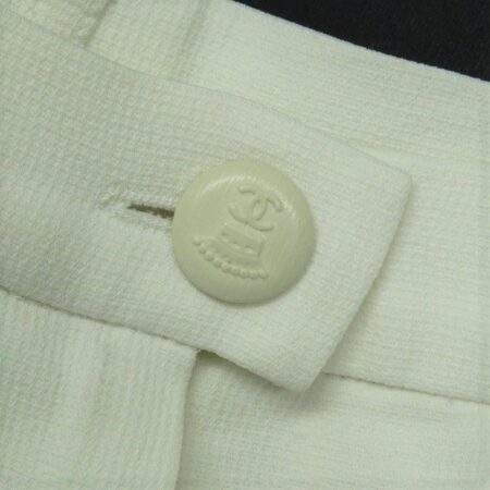 お買取したシャネルのボトムスのボタン お買取したシャネルのボトムスのボタン