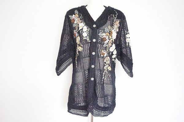 白い花柄がお洒落なアトリエサガンのカーディガン