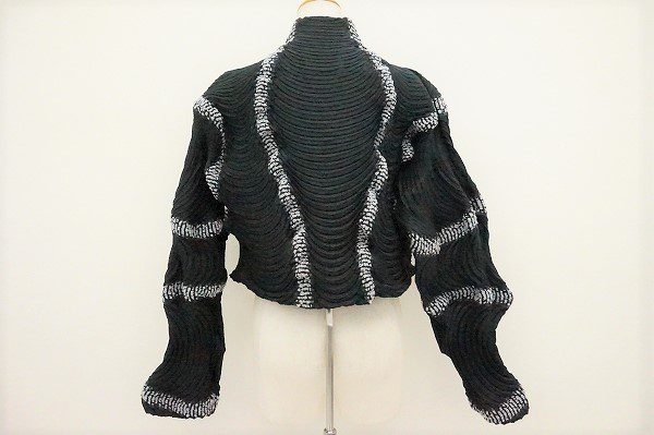 買取したイッセイミヤケのボレロジャケットのバックデザイン