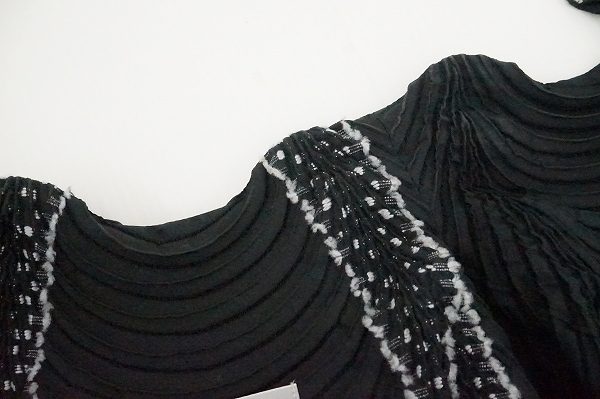 買取したイッセイミヤケのボレロジャケットのデザイン