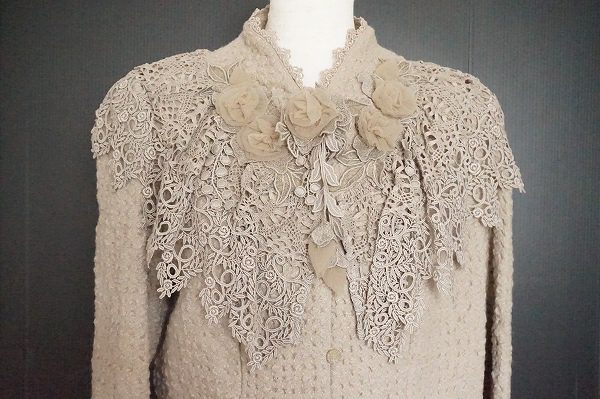 繊細な模様と花柄がお洒落なアトリエマリコのセットアップ(アップ)