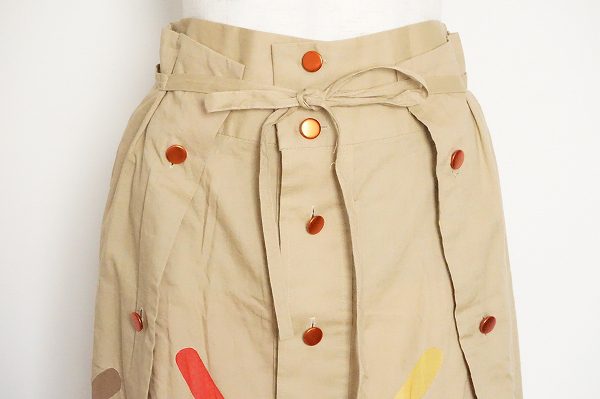 買取したイッセイミヤケの巻きスカートの紐を結んだ画像