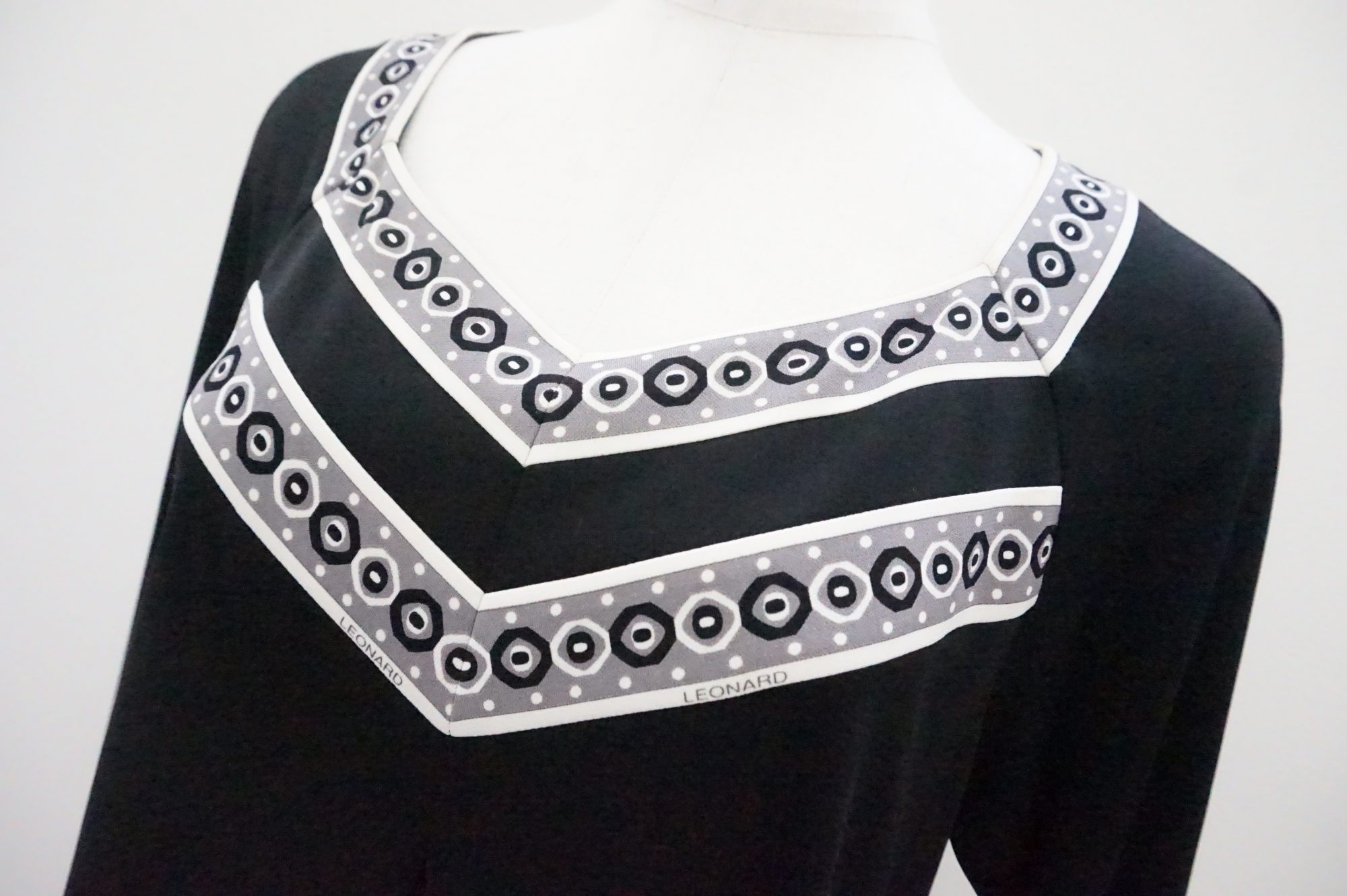 買取したレオナールのワンピースの胸元デザイン