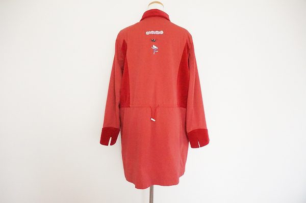 買取したアルベロベロの赤いコートのバックデザイン