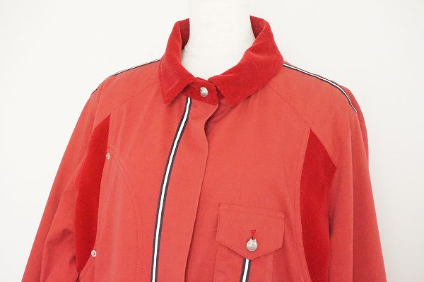 買取したアルベロベロの赤いコートの襟元