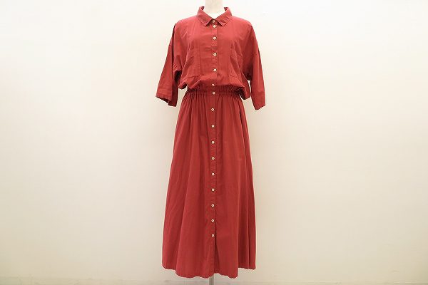 優しいオレンジ色は印象に残るヤッコマリカルドのワンピース