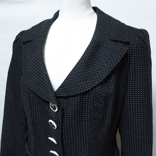 買取したマダムジョコンダのスカートスーツの襟元