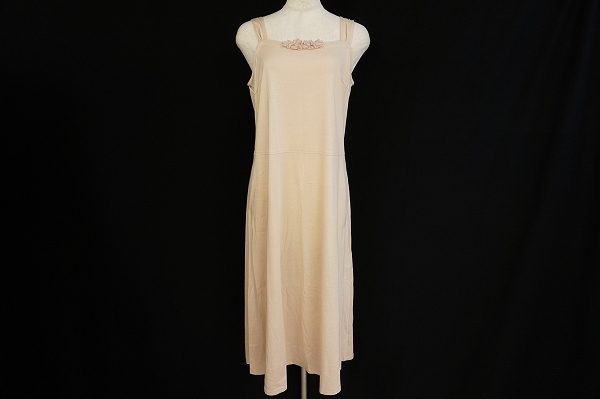 花モチーフとピンクが女性らしいインゲボルグのノースリーブ