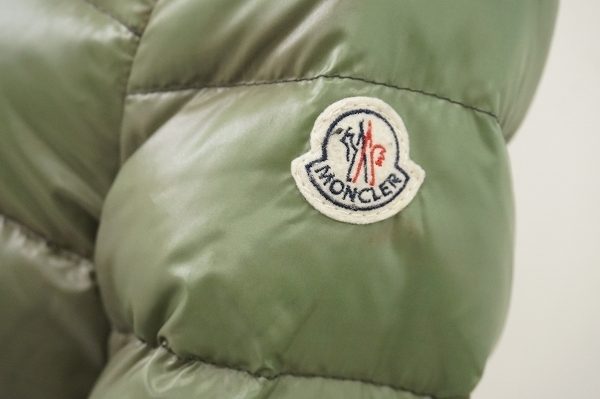 お買取したモンクレールのダウンジャケットのロゴ