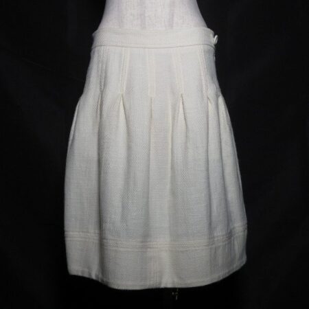 シンプルな白が印象的かつ上品なアニオナのスカート シンプルな白が印象的かつ上品なアニオナのスカート