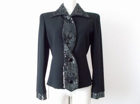 独特のデザインが目をひくヴァレンティノのジャケット