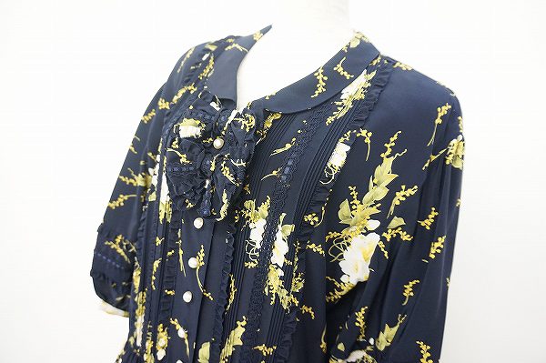 買取したインゲボルグの花柄ワンピースの襟元部分 買取したインゲボルグの花柄ワンピースの襟元部分