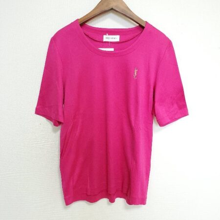 ピンクが女性らしさを引き立てるイヴサンローランのＴシャツ