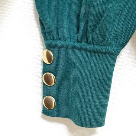 お買取したイヴサンローランのニットの袖