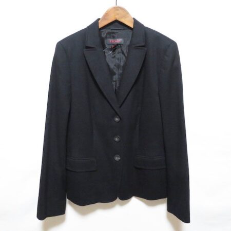 シンプルなデザインが上品なエスカーダのジャケット