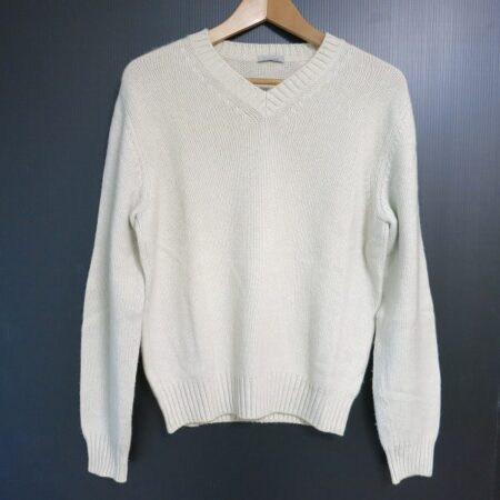 シンプルなデザインが魅力的なクルチアーニのセーター