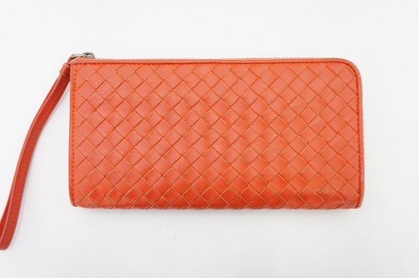 【ボッテガヴェネタ】小物から取り入れる！元気カラーの財布をお買取