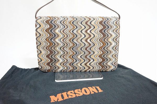 美しい曲線で表現されたミッソーニのショルダーバッグをお買取