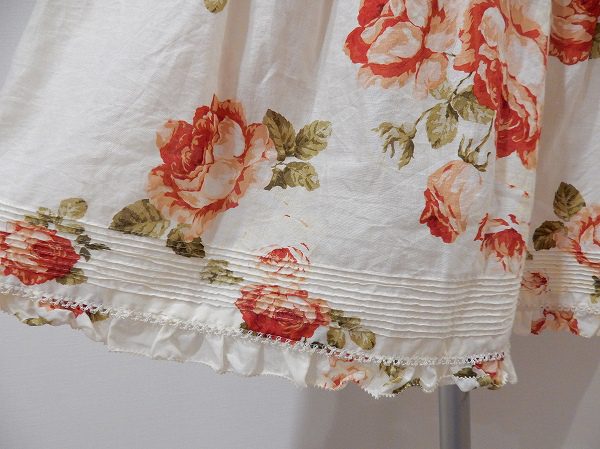 お買取したワンダフルワールドのスカートの裾