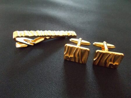 ニナリッチのカフスボタン＆ネクタイピン（ゴールド）