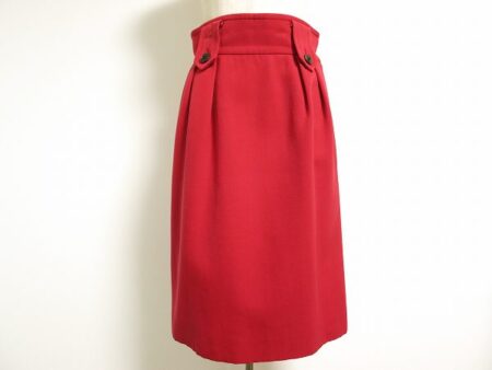 イヴサンローランの赤いスカート