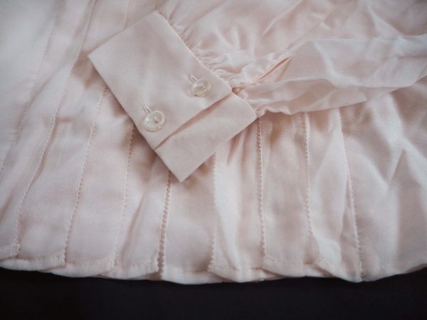お買取したレリアンのブラウスの袖