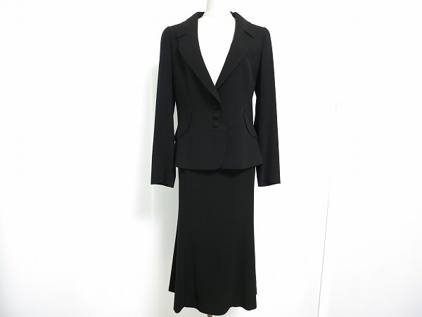 洗礼されたシルエットが印象的なヒロココシノのスカートスーツをお買取