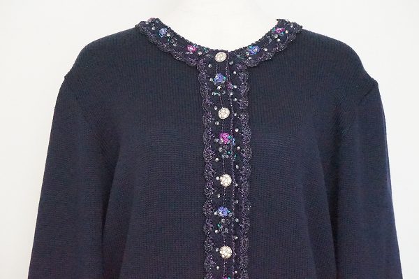 買取したアトリエサガンのニットトップスの襟元