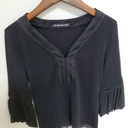 買取したヴィヴィアンタムのトップスの襟元