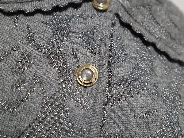 お買取したエスカーダのカーディガンのボタン