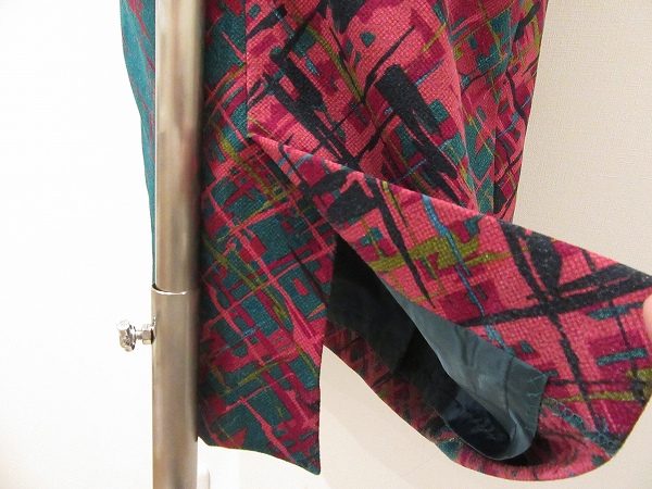 お買取した三年坂のスカートのスリット