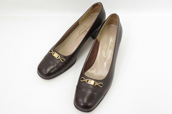 シンプルなデザインがお洒落なフェラガモのパンプスをお買取